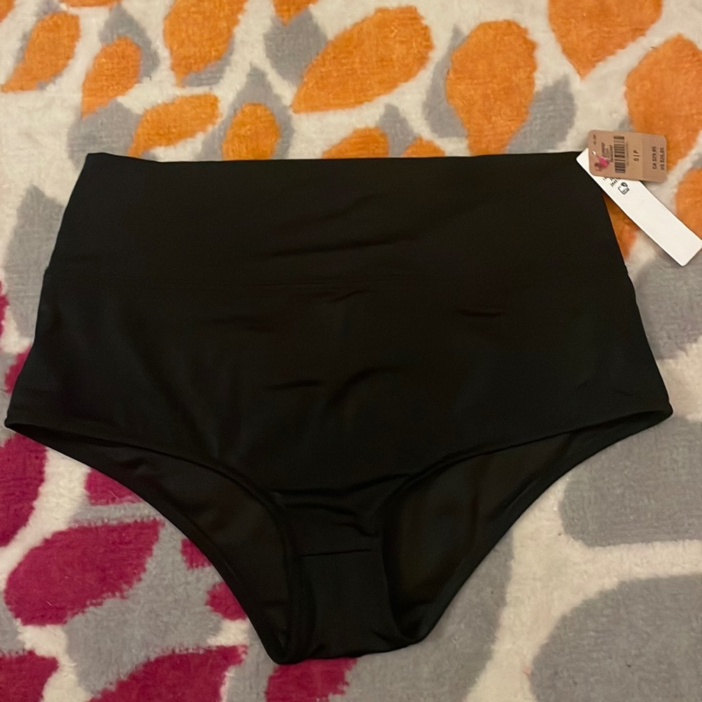 Victoria’s Secret swim bottom is size S
